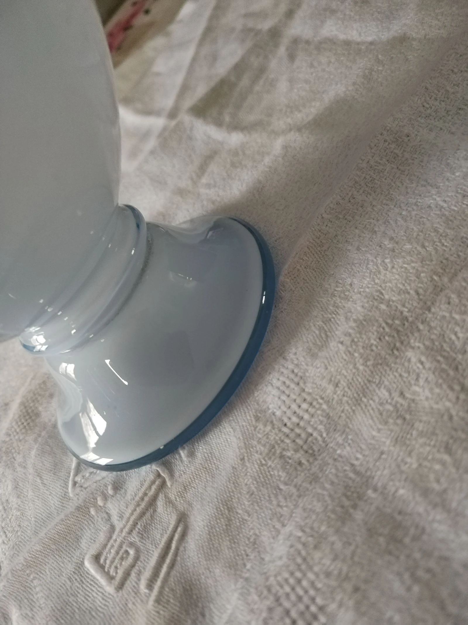 Very beautiful vintage oil lamp base in opaline art deco style. – photo 6